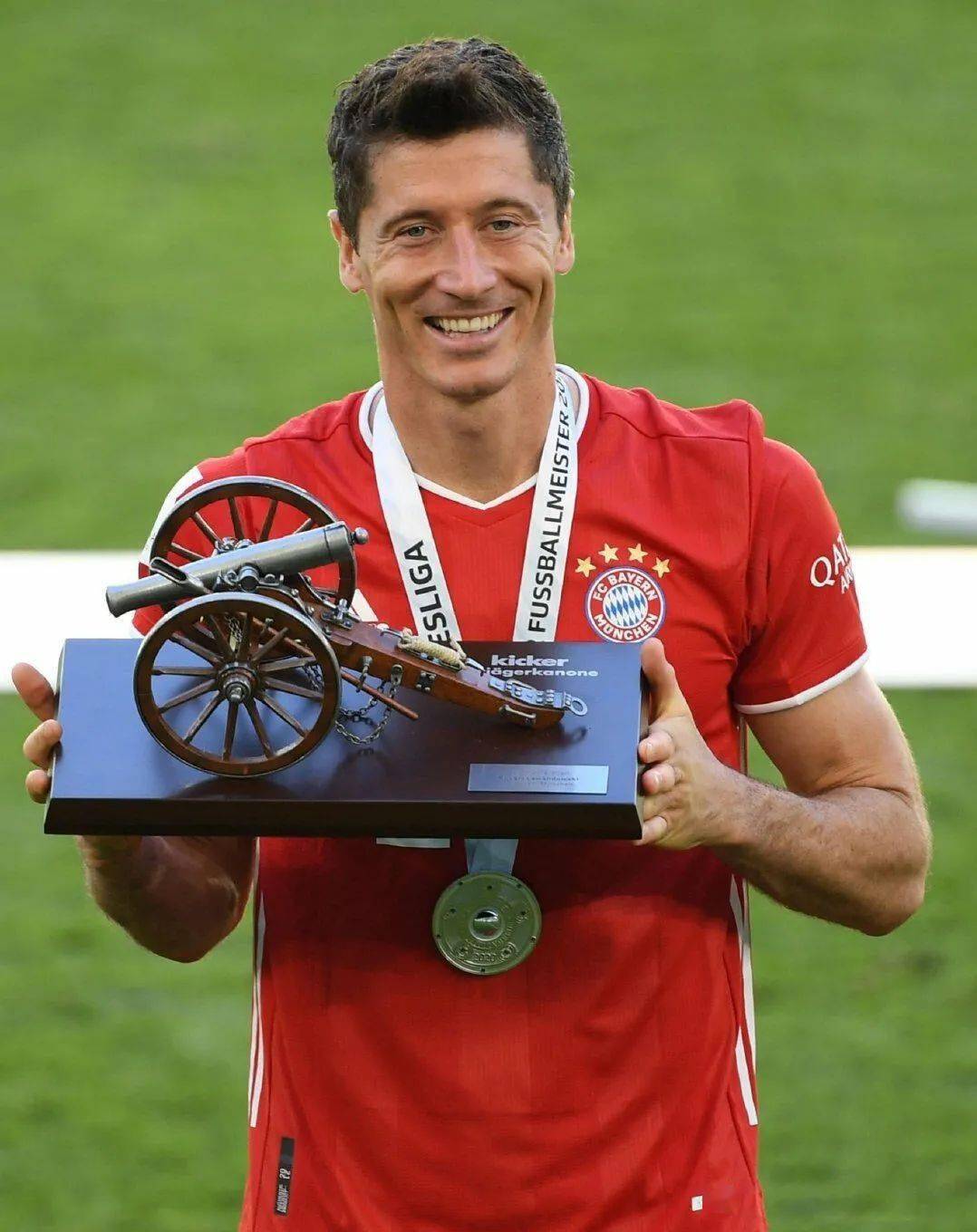 莱万多夫斯基连续三场比赛得分超过逆转，老鹰挑战极限！